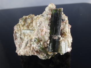 mineral-4-turmalin-elbait-z-brazilie-foto-pb