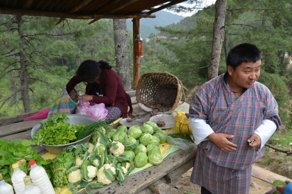 stánok so zeleninou a ovocím pozdĺž cesty z Thimphu do Lobesy