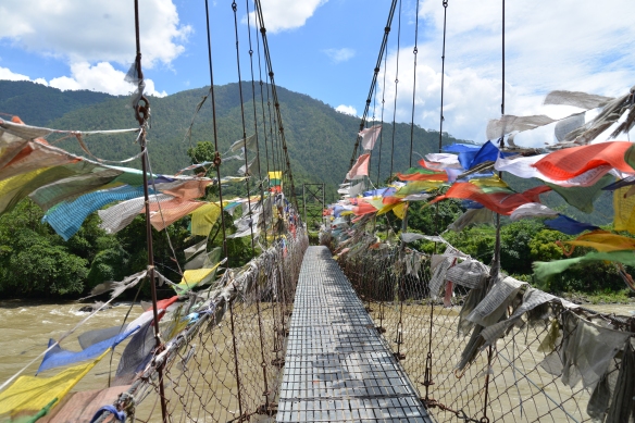 Visutý most cez rieku Mo Chhu - ženská rieka